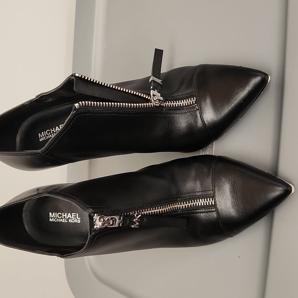 𝅺MICHAEL Kors women's size 10 black pointed toe heels great condition